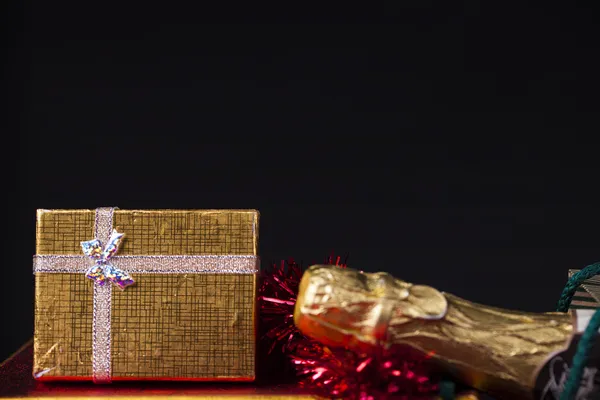 선물 상자와 샴페인 — 스톡 사진