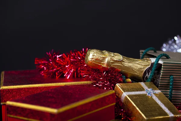 Geschenkbox und Champagner — Stockfoto