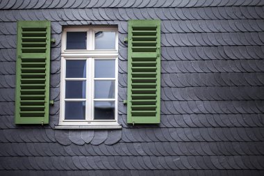 taş duvar ve pencere