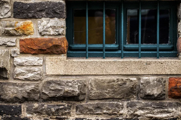 Кам'яна стіна і вікно — стокове фото
