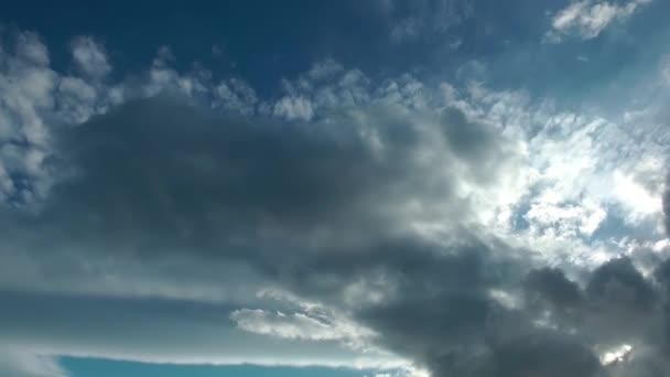 Время темных и ярких облаков — стоковое видео