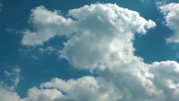 Время темных и ярких облаков — стоковое видео