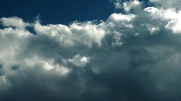 Nuvens escuras e brilhantes lapso de tempo — Vídeo de Stock