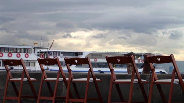 Stoelen in de buurt van de kust — Stockvideo