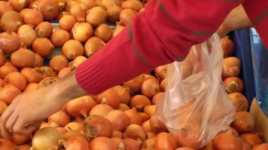 Manav pochette için soğan ekliyor