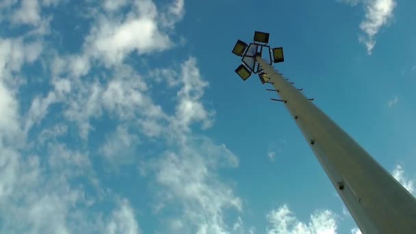 조명 기둥 및 구름 시간 경과 — 비디오
