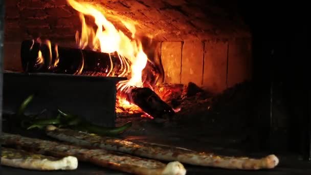 Древесный огонь в духовке и турецкой мясной пите — стоковое видео