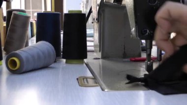 dikiş makinesi ve bobin ile terzi