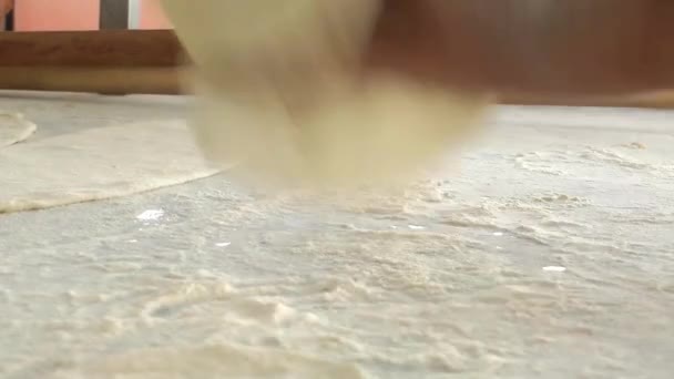 Раскатать тесто — стоковое видео