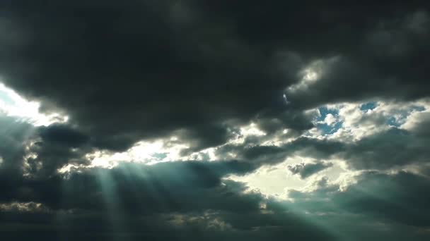 Nuvens escuras e brilhantes — Vídeo de Stock