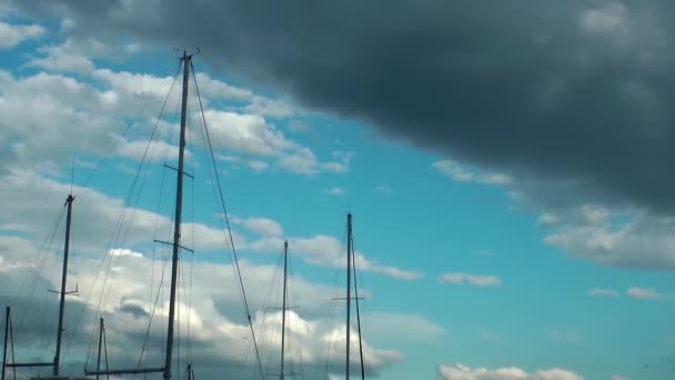 Barco poste y el cielo — Vídeo de stock