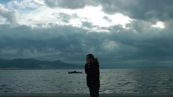 Mannen som talar med mobiltelefon nära havet — Stockvideo