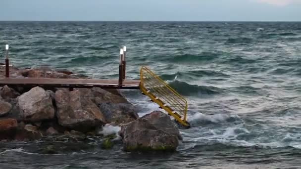Havet och klipporna — Stockvideo