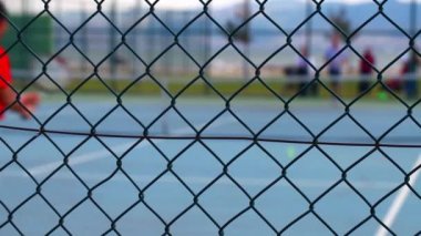Tenis Kortu teller arkasında