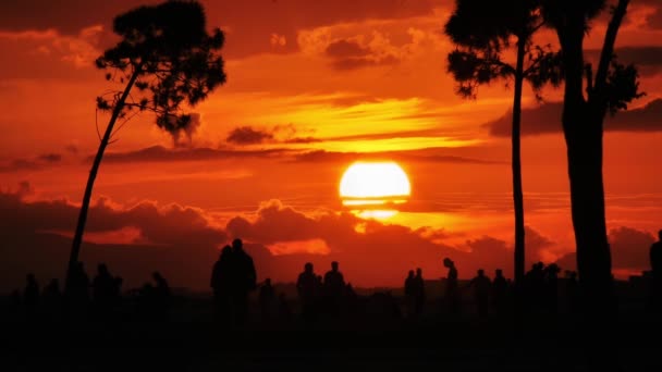 Zonsondergang en mensen silhouet — Stockvideo