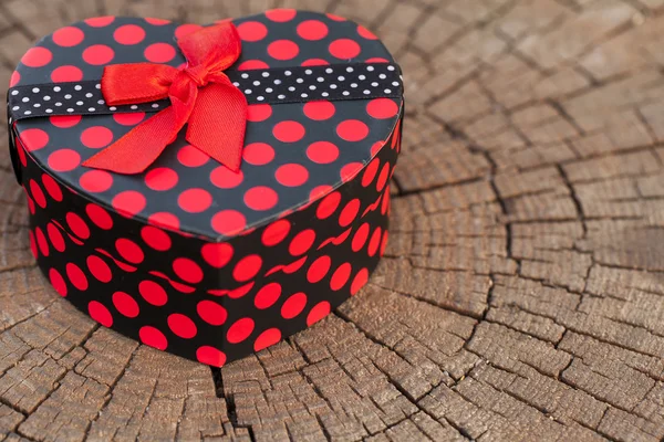 Ağaç üzerinde kalp şekli hediye kutusu — Stok fotoğraf