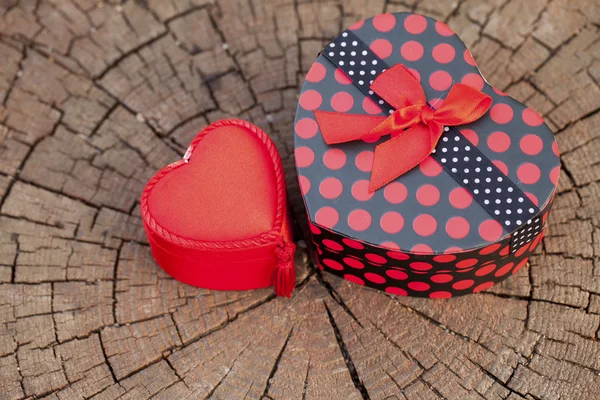 Herzförmige Geschenkschachtel auf dem Baum — Stockfoto