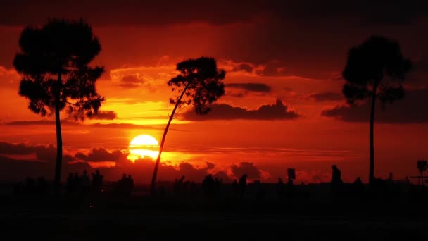 Sonnenuntergang und Menschensilhouette — Stockvideo