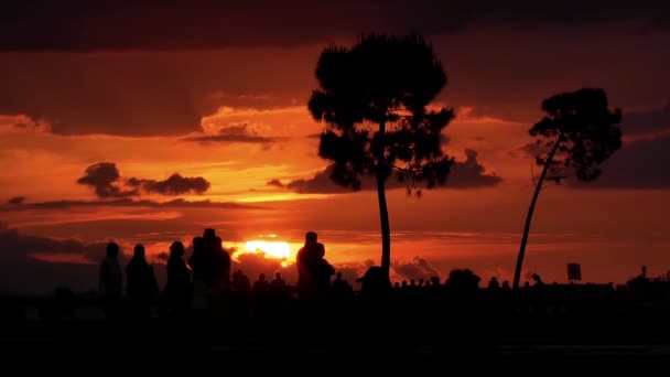 Zonsondergang en mensen silhouet — Stockvideo