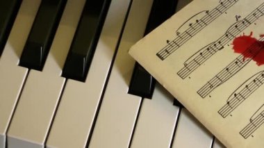 piyano ve kan damlaları müzik levha