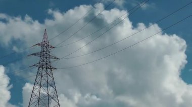 elektrik direği ve bulutlar zaman atlamalı