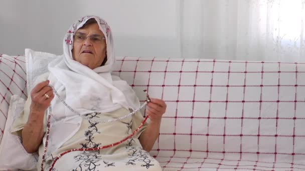 Vanha nainen rukoilee Rosary — kuvapankkivideo