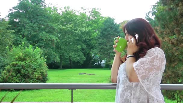 Genç kızın cep telefonu ve doğa ile konuşuyor — Stok video