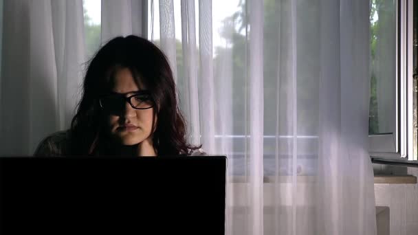 Giovane ragazza che lavora con notebook — Video Stock