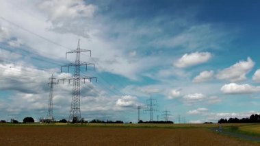 Peyzaj alanı ve elektrik direkleri zaman atlamalı