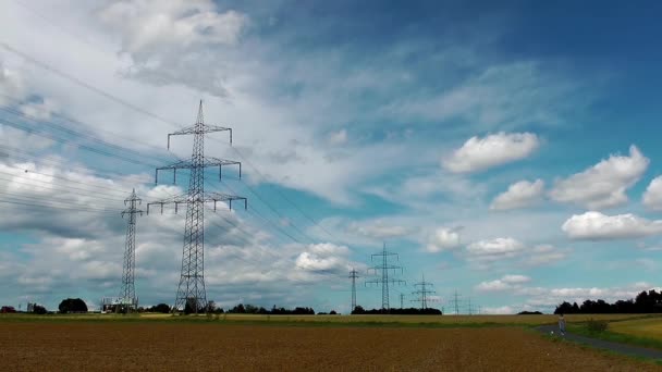 Landschap veld en elektrische palen time-lapse — Stockvideo