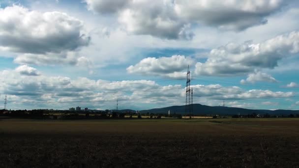 Landschap veld en elektrische palen time-lapse — Stockvideo