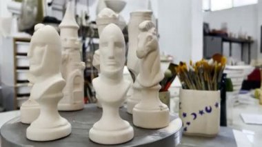 Seramik çamurdan yapılmış Satranç Taşları