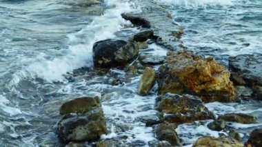 Kayalar ve Vahşi Deniz Dalgaları 