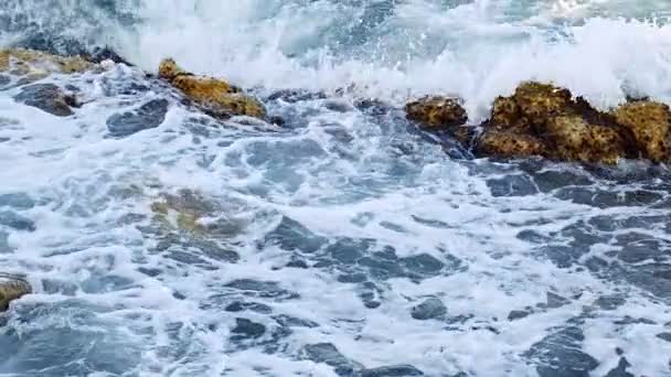 岩石与汹涌的海浪 — 图库视频影像