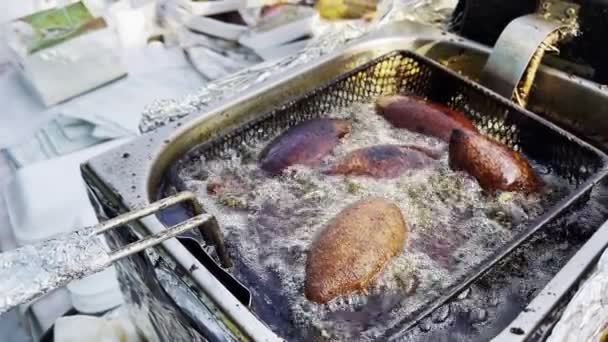土耳其食品填充物肉丸在油中沸腾 — 图库视频影像