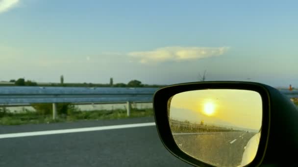 Solnedgång Backspegeln Bilen När Kör — Stockvideo