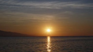 Öğleden sonra gün batımı ve deniz manzarası.