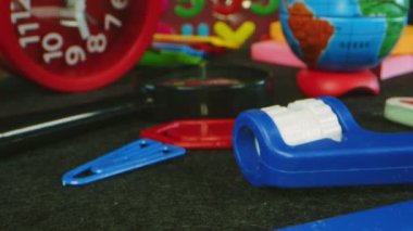 Renkli Okul Eğitim Malzemeleri. Okul Konseptine Dön