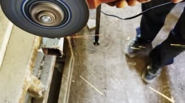 Demir çubuğu öğütme makinesi ve kıvılcımlarla kesmek