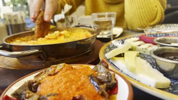 Delicioso Café Manhã Turco Tradicional Uma Mesa — Vídeo de Stock