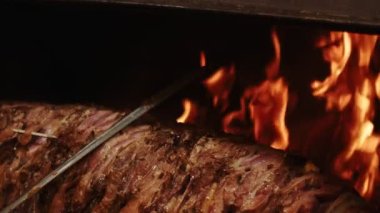 Türk Geleneksel Adı Cag Kebabı Erzurum 'dan Lezzetli Yuvarlanan Et