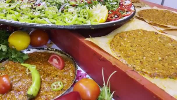Traditioneel Turks Vleesvoedingspapier Kebab — Stockvideo