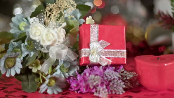 Valentijnsdag Decoratie Bloemen Geschenkdoos Kaars Licht — Stockvideo