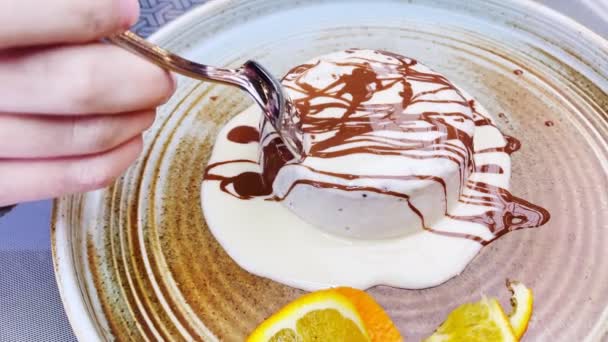 White Chocolate Souffle Plate — 图库视频影像