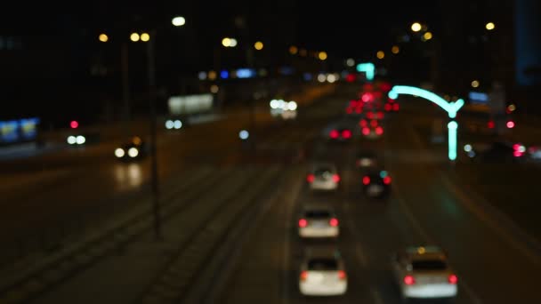 Городская Жизнь Размывает Трафик Автомобилей Ночам — стоковое видео