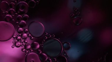 Soyut Renkli Gıda Yağı Damlaları Kabarcıklar ve küreler Su yüzeyinde, makro Videografi