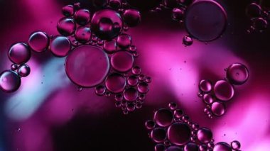 Soyut Renkli Gıda Yağı Damlaları Kabarcıklar ve küreler Su yüzeyinde, makro Videografi