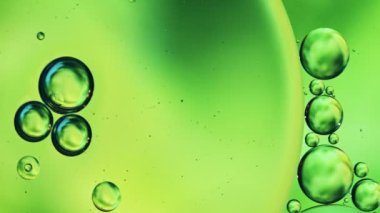 Soyut Renkli Gıda Yağı Damlaları Kabarcıklar ve küreler Su yüzeyinde, makro Videografi