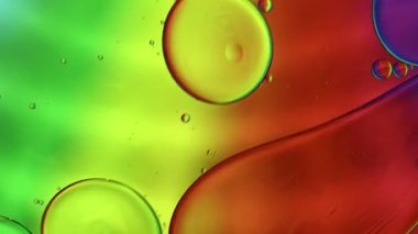 Soyut Renkli Gıda Yağı Damlaları Kabarcıklar ve küreler Su yüzeyinde, makro Videografi