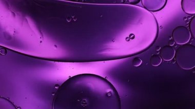 Soyut Renkli Gıda Yağı Damlaları Kabarcıklar ve küreler Su yüzeyinde, makro Videografi